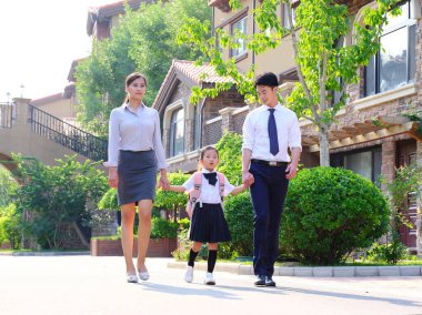 Genç aileler çocuklarını okula gönderiyor.