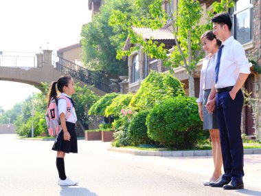 Genç aileler çocuklarını okula gönderiyor.