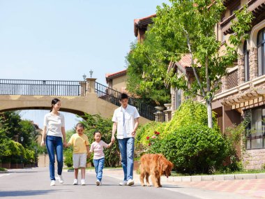 Dışarıda gezen dört köpekli mutlu aile.