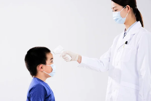 一位女医生给小男孩量了体温 图库图片
