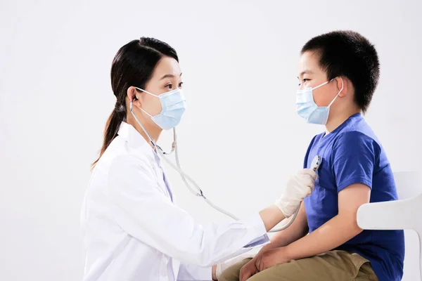 Una doctora auscultó al niño — Foto de Stock