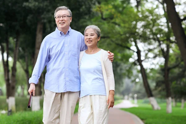 Gelukkig oud koppel wandelen in het park — Stockfoto