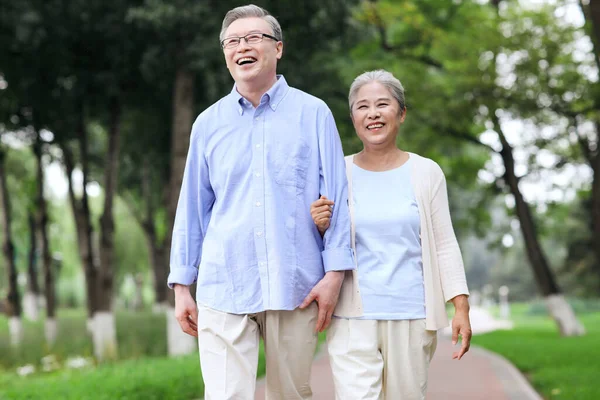 公園を歩く幸せな老夫婦 — ストック写真