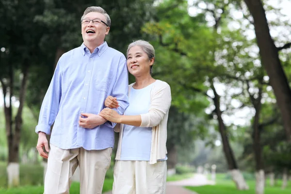 Glada gamla par går i parken — Stockfoto
