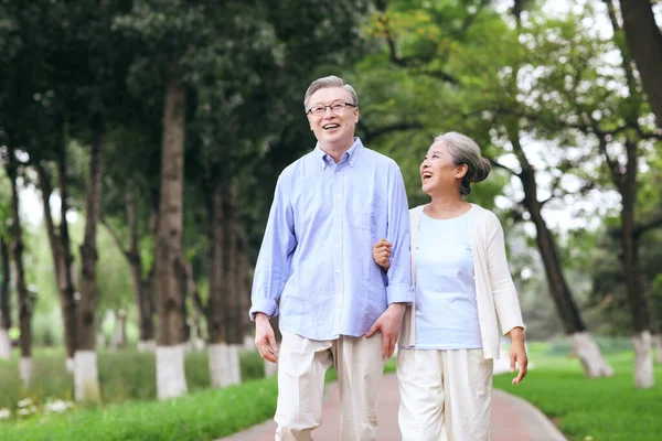 Gelukkig oud koppel wandelen in het park — Stockfoto