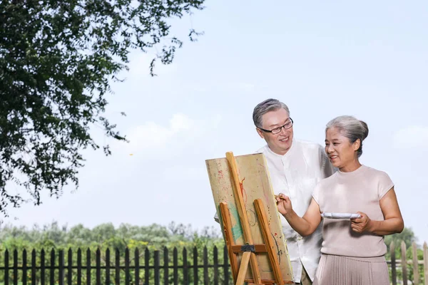 Glückliches altes Paar beim Malen im Park — Stockfoto