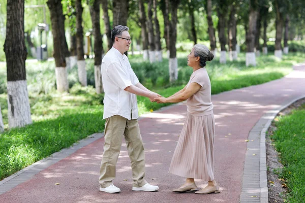 Un cuplu bătrân fericit dansând în parc — Fotografie, imagine de stoc