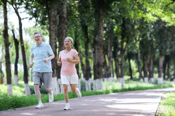 Vechi cuplu jogging în parc în aer liber — Fotografie, imagine de stoc