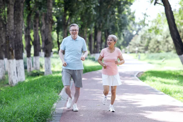 Vechi cuplu jogging în parc în aer liber — Fotografie, imagine de stoc