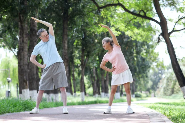 Glückliches altes Paar treibt Sport im Park — Stockfoto