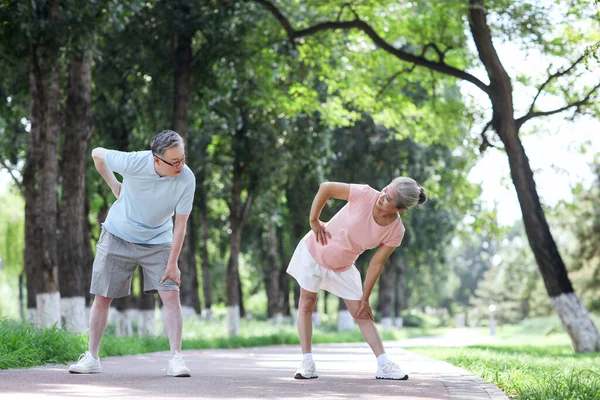 Happy Old koppel sport in het park — Stockfoto