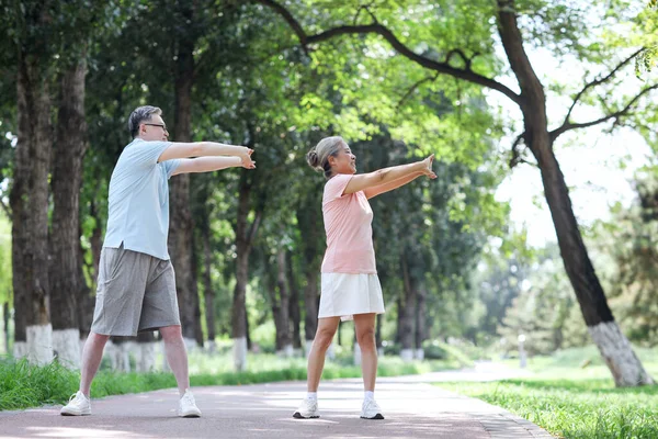 Happy Old koppel sport in het park — Stockfoto