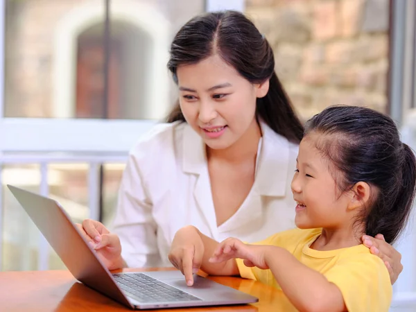 Jovem mãe feliz e filha usam laptops — Fotografia de Stock