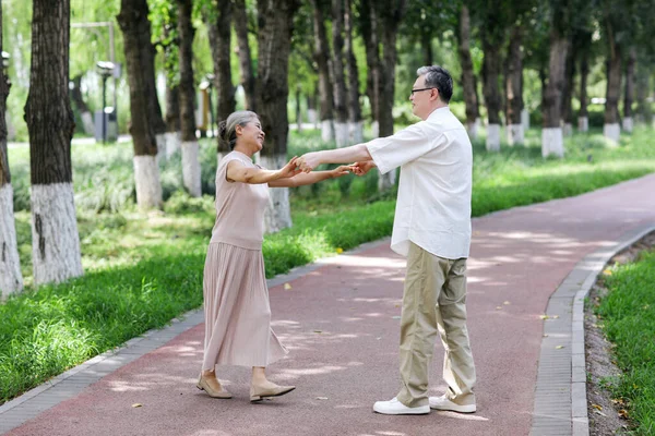 快乐的老夫妇在公园里跳舞 — 图库照片