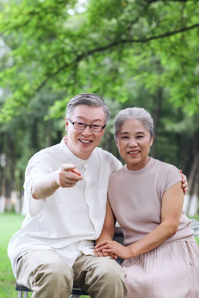 Glada gamla par sitter på stolar i utomhus park — Stockfoto