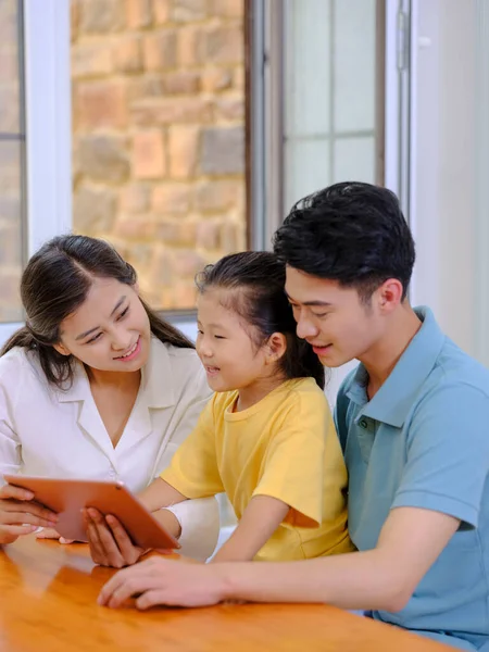 Eine glückliche dreiköpfige Familie mit Tablet — Stockfoto