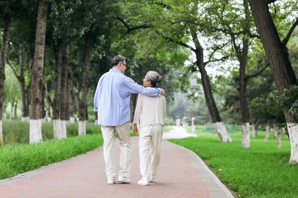 Feliz casal velho andando no parque — Fotografia de Stock