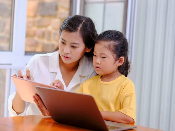 年轻快乐的妈妈和女儿用平板电脑 — 图库照片