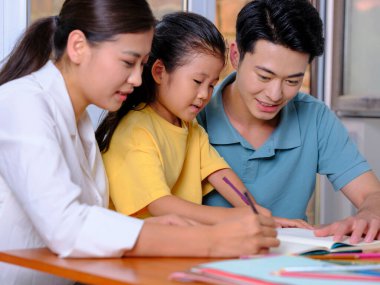 Genç ebeveynler çocuklarına ev ödevlerinde yardım ederler.