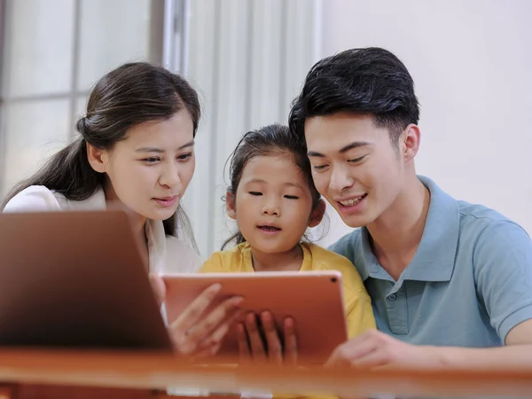 Eine glückliche dreiköpfige Familie mit Tablet — Stockfoto