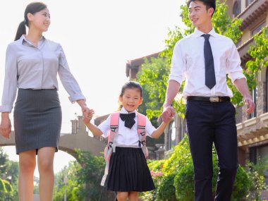 Genç aileler çocuklarını okula gönderiyor.