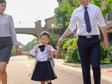 Genç aileler çocuklarını okula gönderiyor.