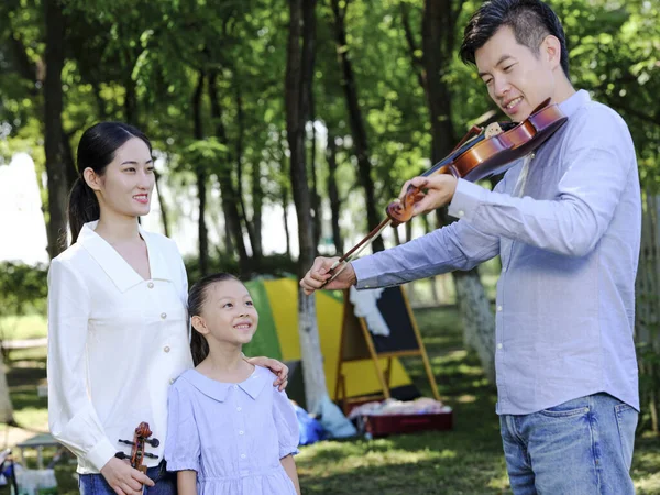 Boldog család három hegedűs a parkban — Stock Fotó