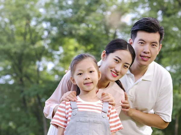 Famiglia felice di tre persone che giocano nel parco — Foto Stock