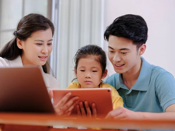 Eine glückliche dreiköpfige Familie mit Tablet — Stockfoto