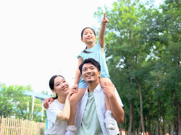 Heureuse famille de trois personnes jouant dans le parc — Photo