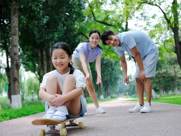 有三个滑板的快乐家庭 — 图库照片