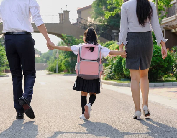 Junge Eltern schicken ihre Kinder zur Schule — Stockfoto