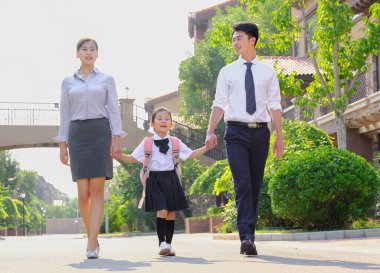 Genç aileler çocuklarını okula gönderiyor.