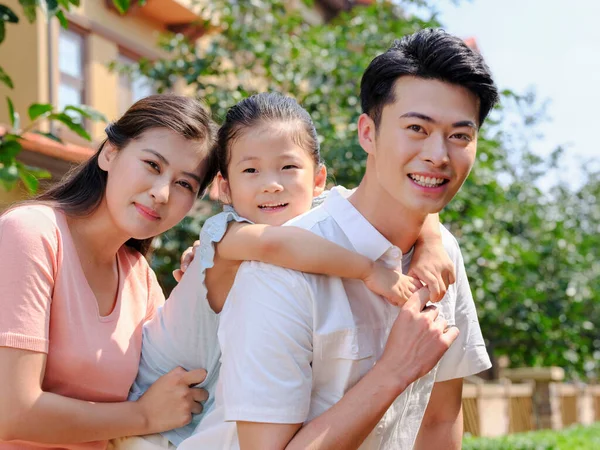 Família feliz de três na foto do grupo ao ar livre — Fotografia de Stock