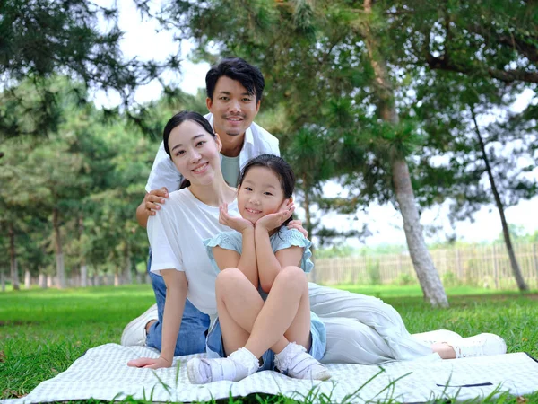 Familia feliz de tres jugando en el parque —  Fotos de Stock