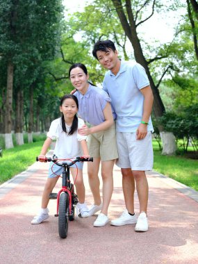 Ebeveynler çocuklarına bisiklet sürmeyi öğretir.