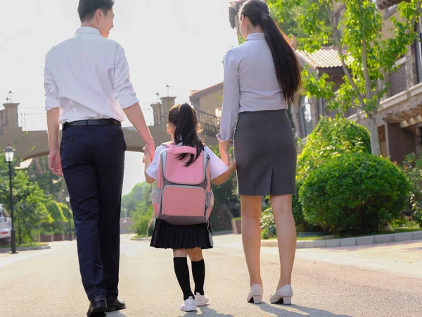 Jovens pais enviam seus filhos para a escola — Fotografia de Stock