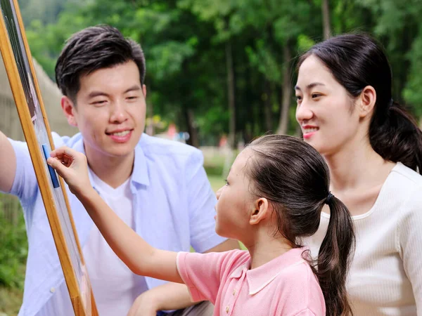 Boldog család három festményből a parkban — Stock Fotó