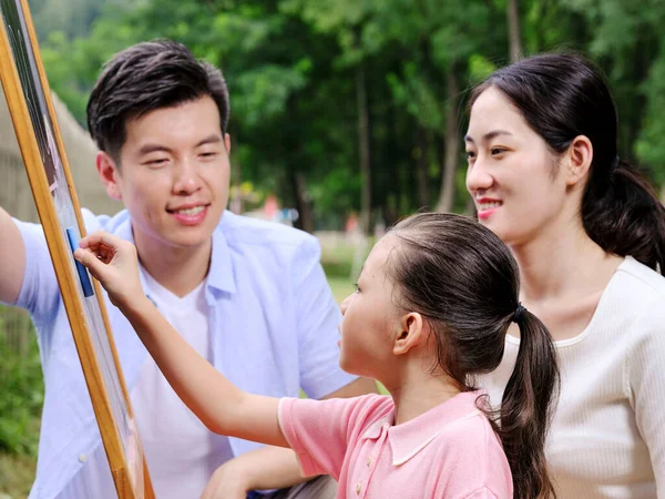 Famiglia felice di tre quadri nel parco — Foto Stock