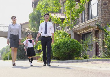 Genç aileler çocuklarını okula gönderiyor.