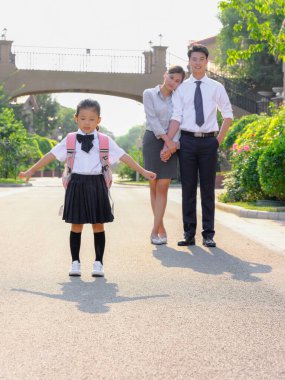 Genç aileler çocuklarını okula gönderiyor.