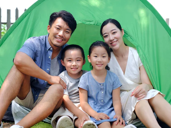 Счастливая семья из четырех прогулок на открытом воздухе — стоковое фото
