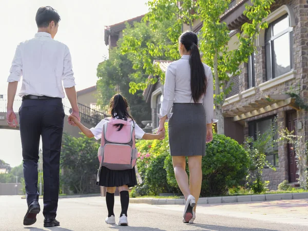 Jovens pais enviam seus filhos para a escola — Fotografia de Stock
