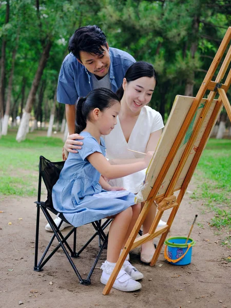 Una famiglia felice di tre dipinti all'aperto — Foto Stock