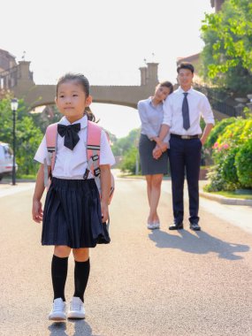 Genç aileler çocuklarını okula gönderiyor.