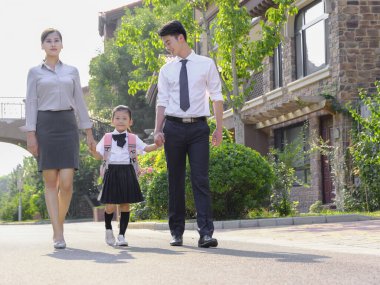 Genç aileler çocuklarını okula gönderiyor.