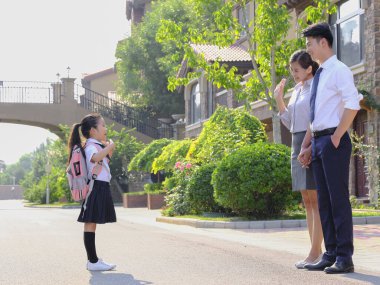 Genç aileler çocuklarını okula gönderiyor.