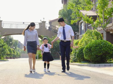 Genç aileler çocuklarını okula gönderiyor.