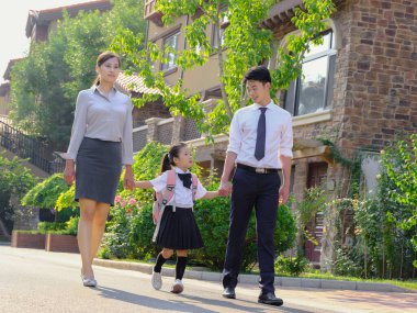 Genç aileler çocuklarını okula gönderiyor.