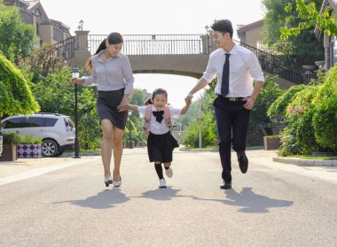 Genç aileler çocuklarını okula gönderiyor.